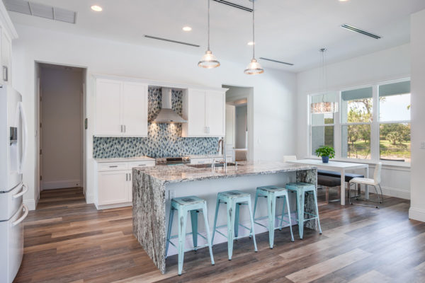 kitchen-and-breakfast-table